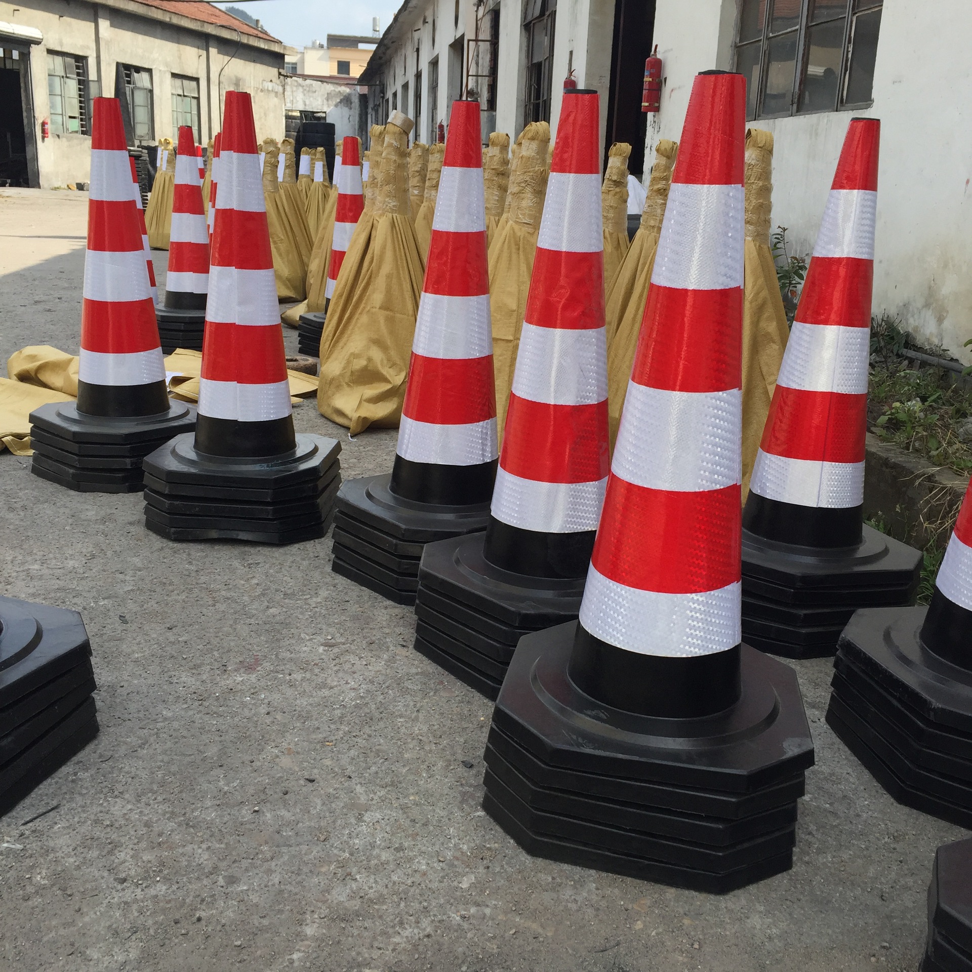 橡膠路錐_90高橡膠路錐批發 雪糕筒反光錐形桶 交通警示路障廠家直銷