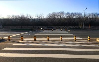 順義區(qū)道路設(shè)施升級，增設(shè)人行橫道與警示燈消除安全隱患